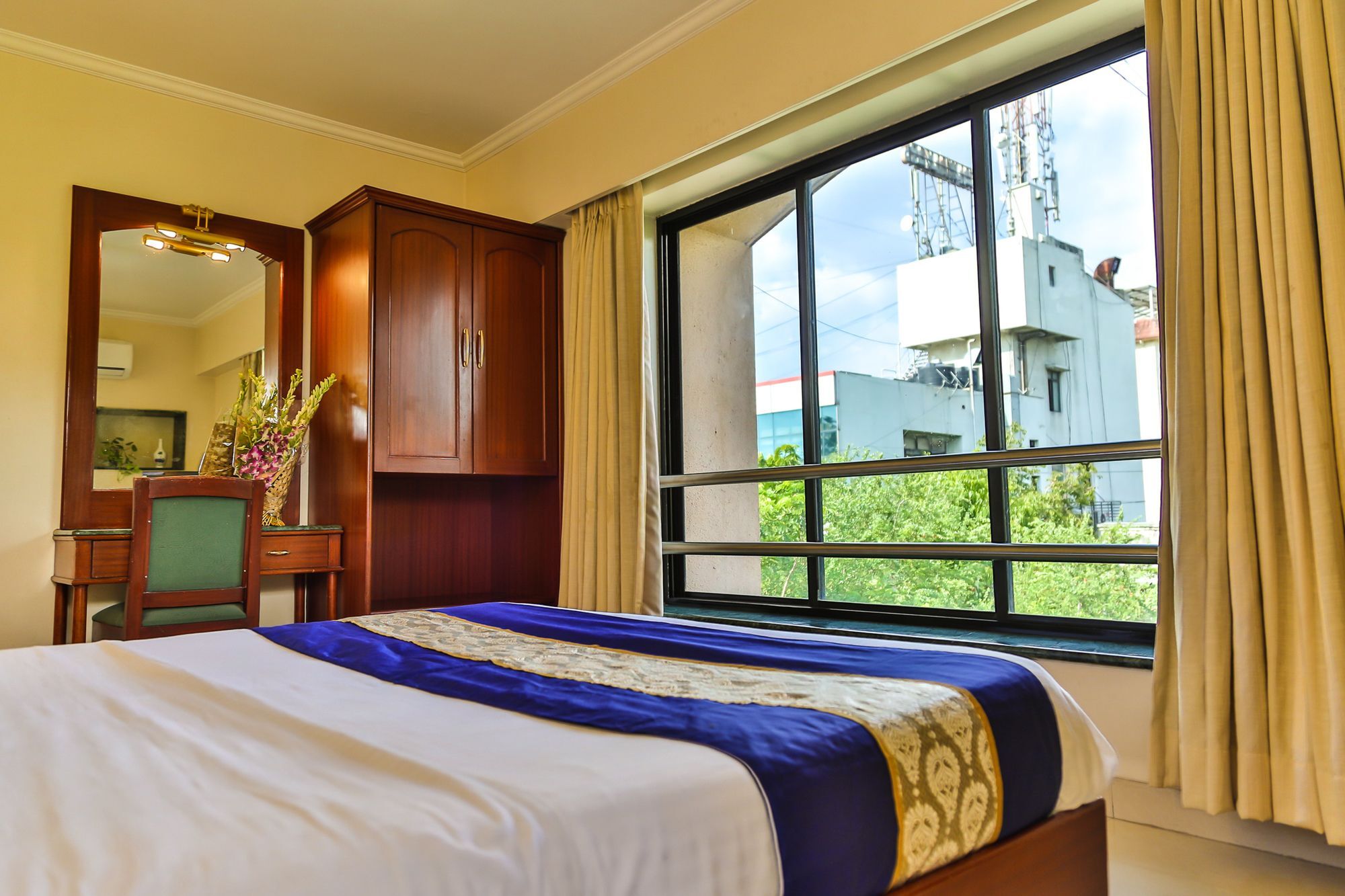 Hotel Lotus Poona Buitenkant foto