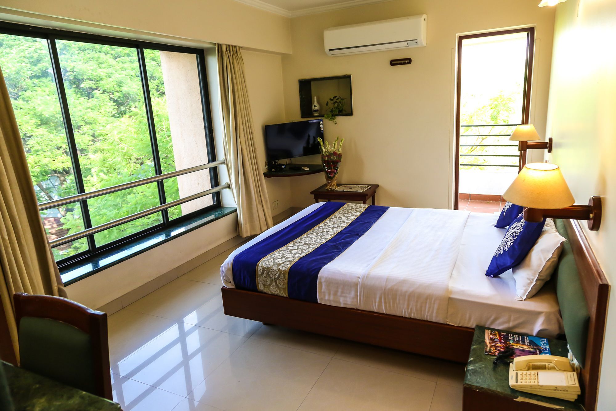 Hotel Lotus Poona Buitenkant foto