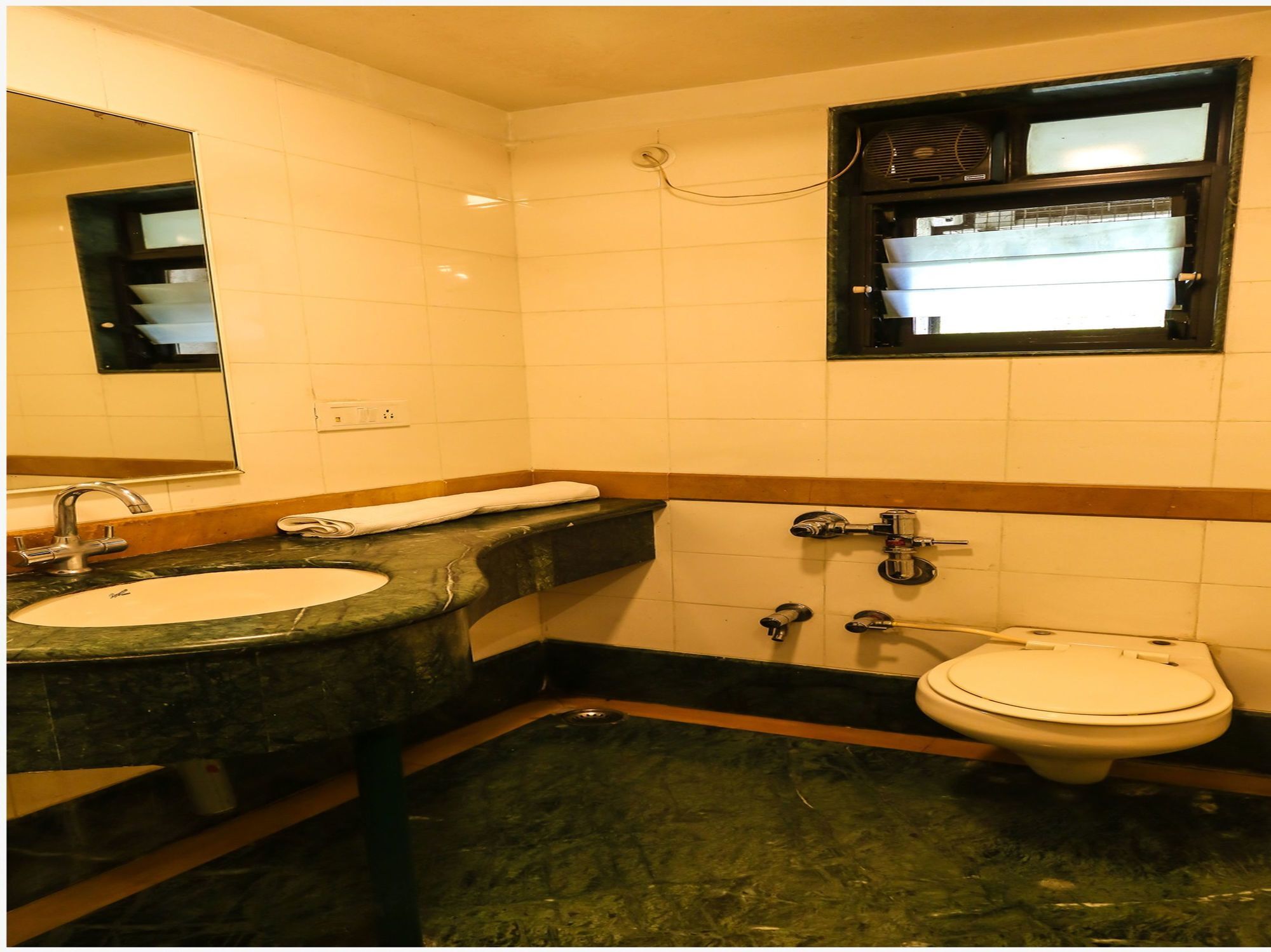Hotel Lotus Poona Buitenkant foto
