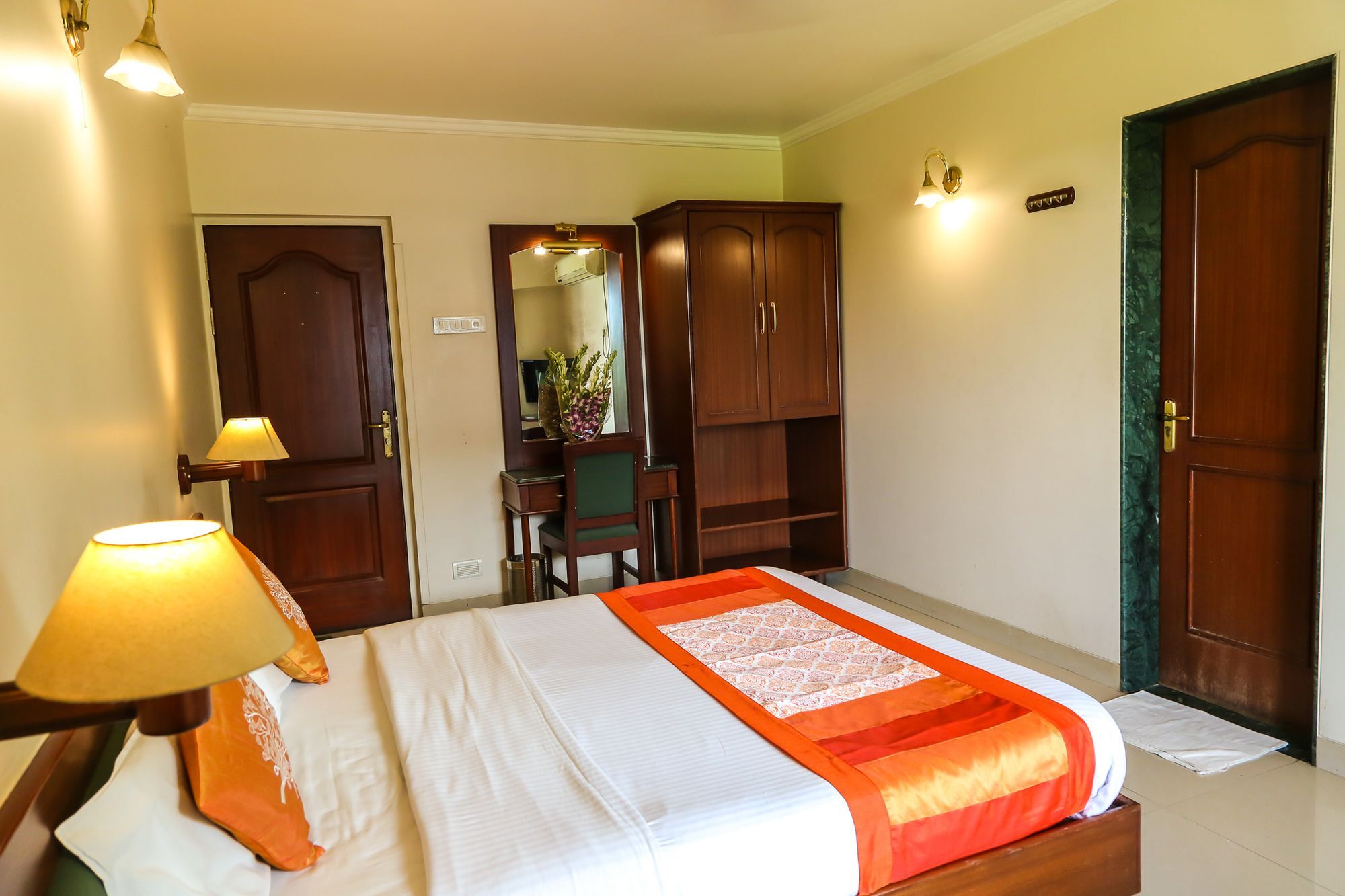 Hotel Lotus Poona Buitenkant foto