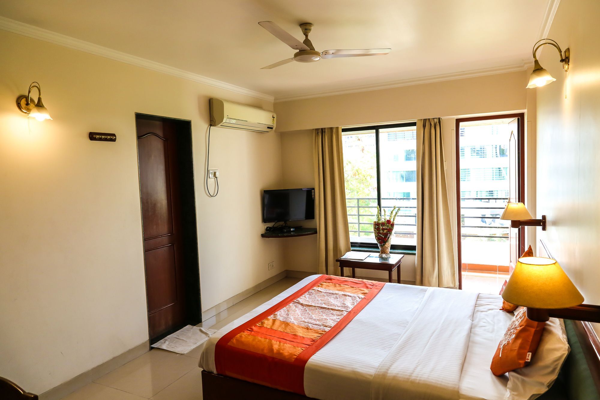 Hotel Lotus Poona Buitenkant foto